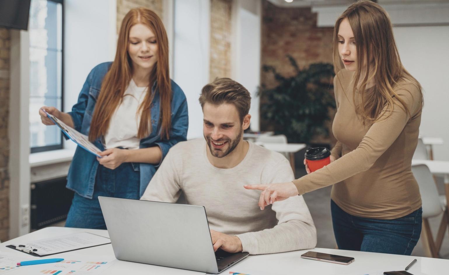 Persona trabajando en planificación financiera con calculadora y documentos