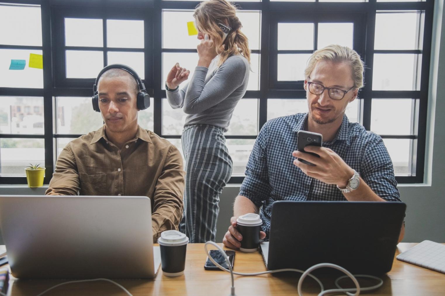 Grupo de personas en sesión de formación financiera