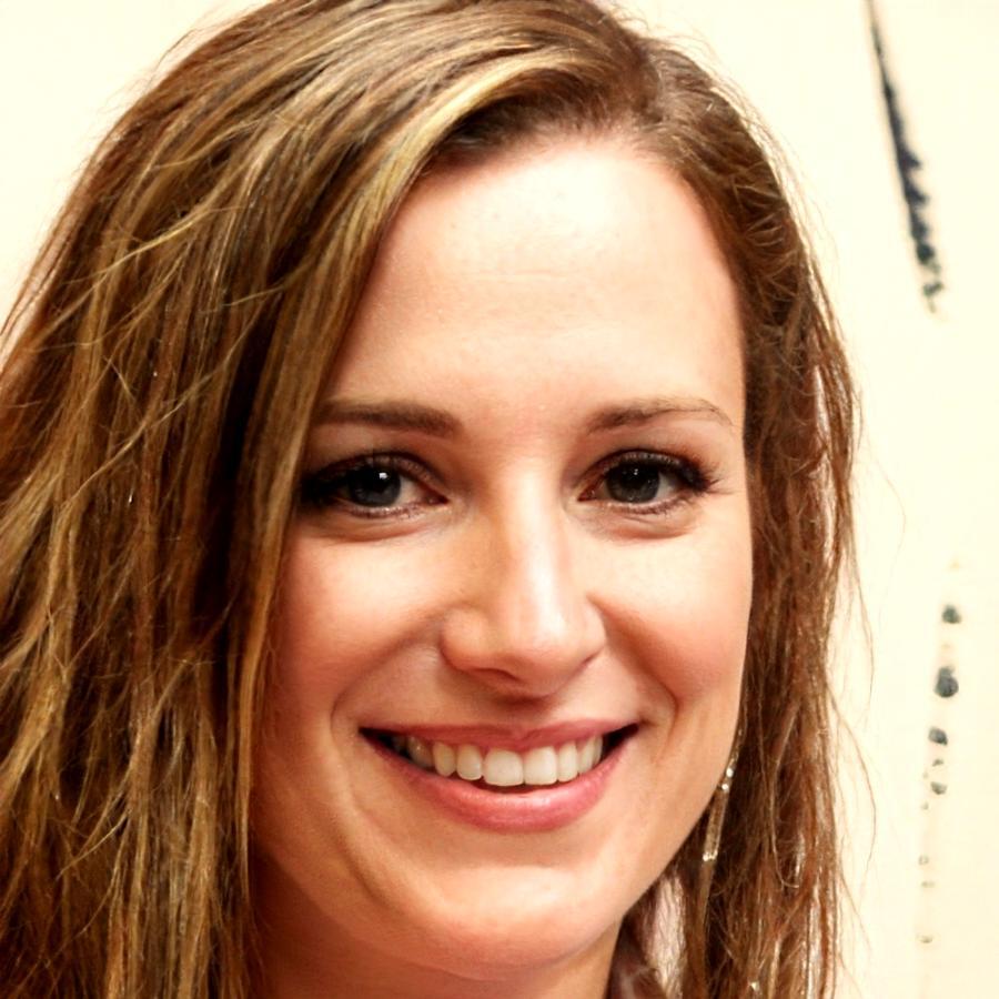 Retrato profesional de Estel Fornés especialista en finanzas personales