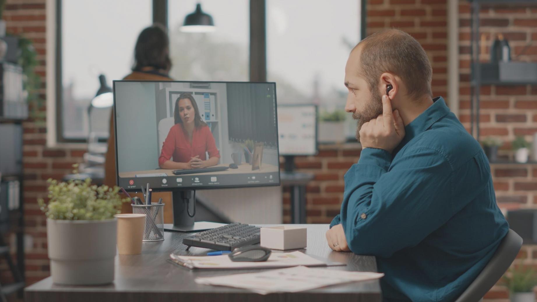 Equipo trabajando en oficina colaborativa